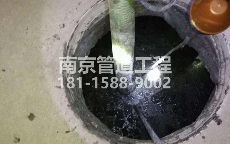 216小卫街清理化粪池